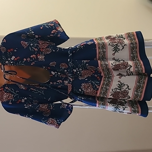 NWOT Dark blue romper Trixxi clthing Co with floral pattern size L - Picture 6 of 14
